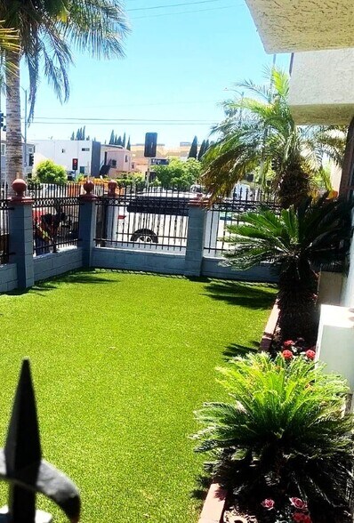 5661 Lexington Ave, Los Angeles, CA à vendre - Photo du bâtiment - Image 2 de 7