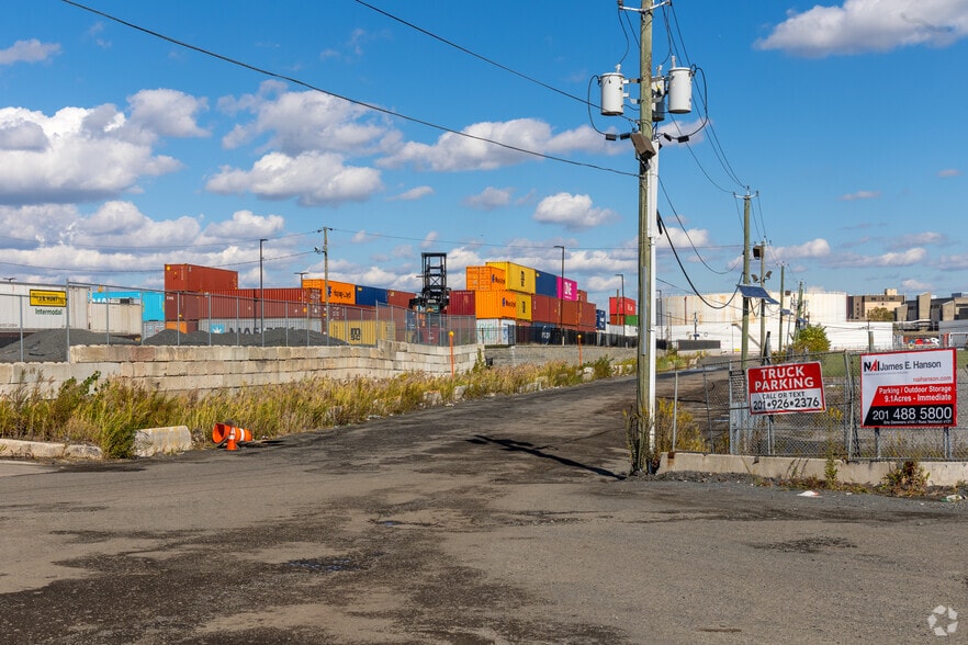 921 Delancy St, Newark, NJ for lease - Building Photo - Image 3 of 15