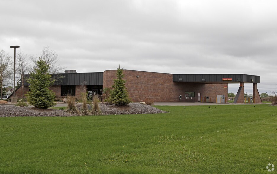 701 SE Central Ave E, Saint Michael, MN à louer - Photo du bâtiment - Image 2 de 2