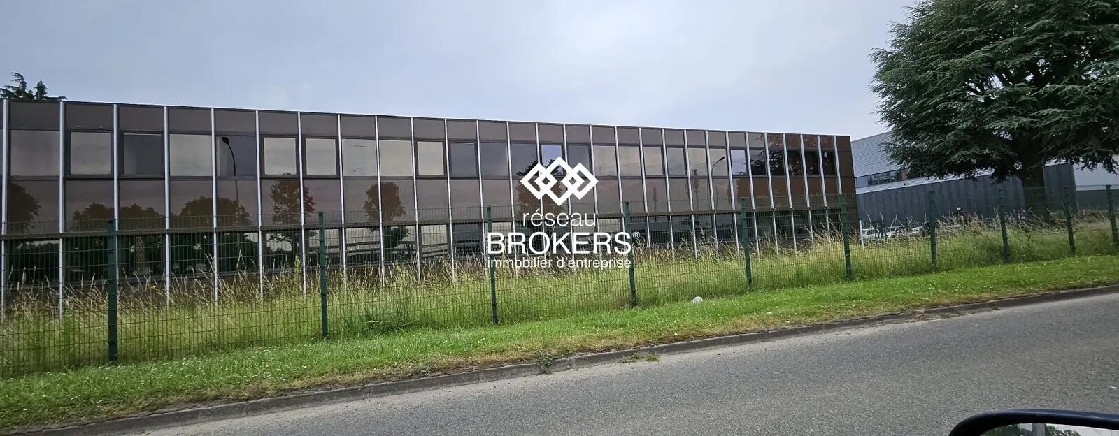 Local d'activités dans Plaisir à vendre Photo du bâtiment- Image 1 de 6