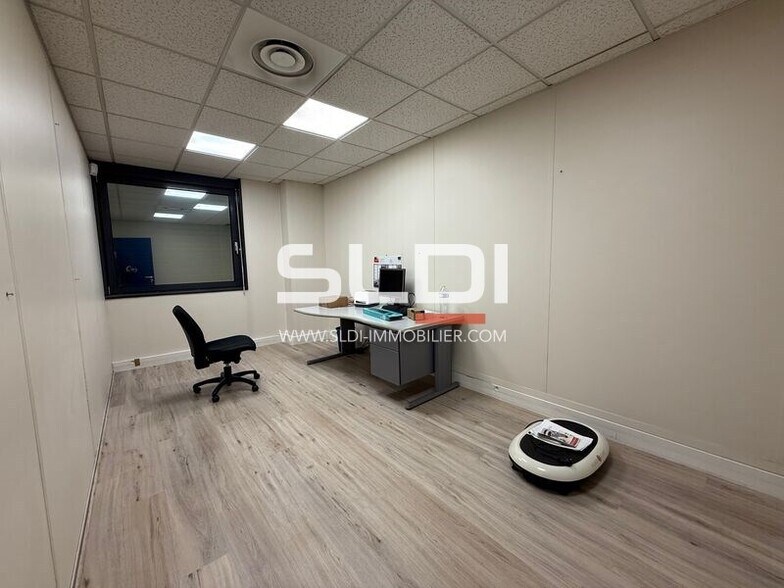 Office in Saint Quentin Fallavier for lease - Interior Photo - Image 3 of 12
