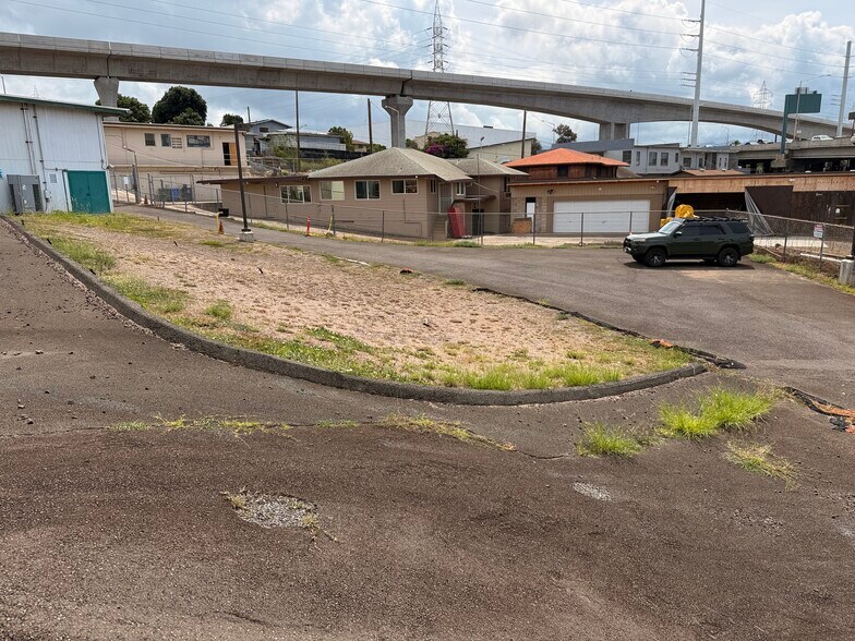 Pearl City Industrial Portfolio portefeuille de 3 propriétés à vendre sur LoopNet.ca - Photo du bâtiment - Image 2 de 13