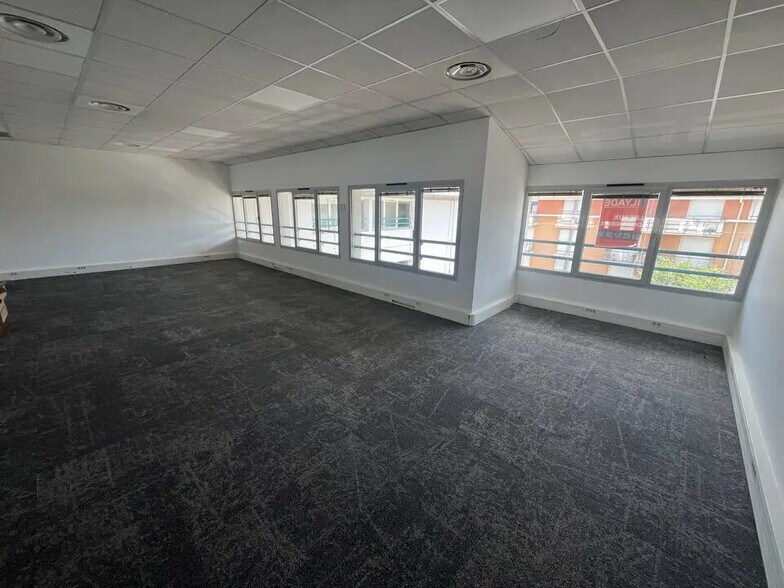 350 Avenue Du Club Hippique, Aix-en-Provence à louer - Photo du bâtiment - Image 1 de 24