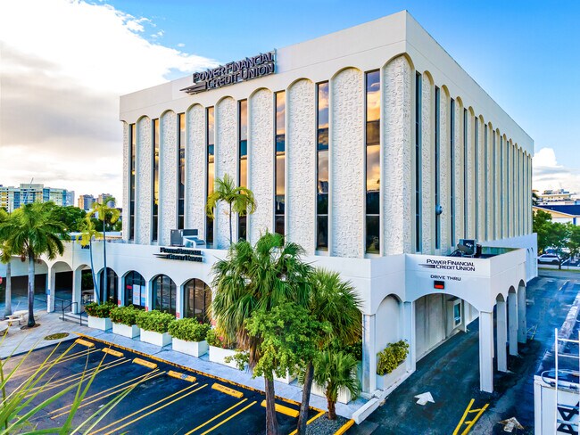 Plus de détails pour 2100 E Hallandale Beach Blvd, Hallandale Beach, FL - Bureau/Médical à louer