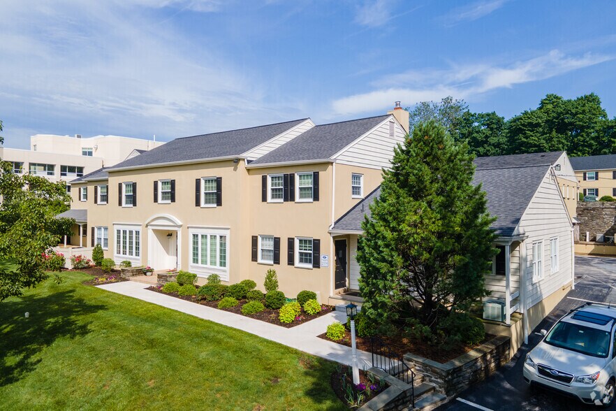 237 W Lancaster Ave, Devon, PA à louer - Photo du bâtiment - Image 2 de 11