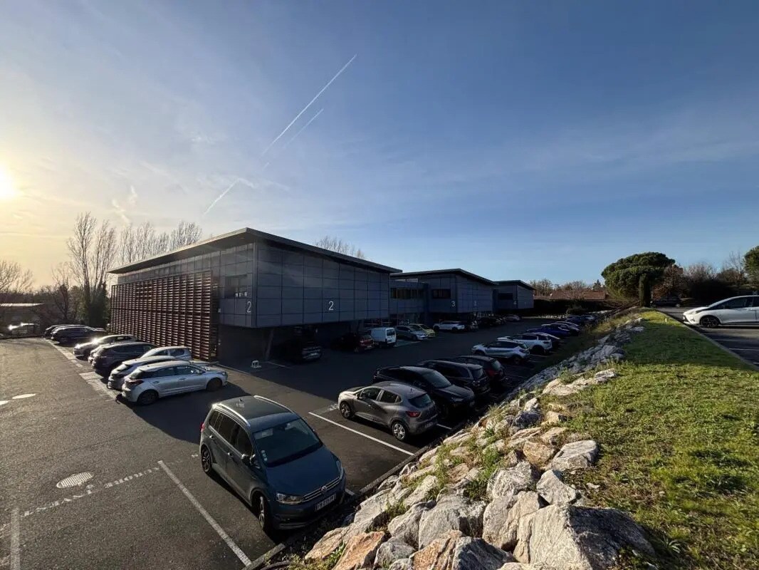 1 Rond-Point De Flotis, Saint-Jean for lease Primary Photo- Image 1 of 35