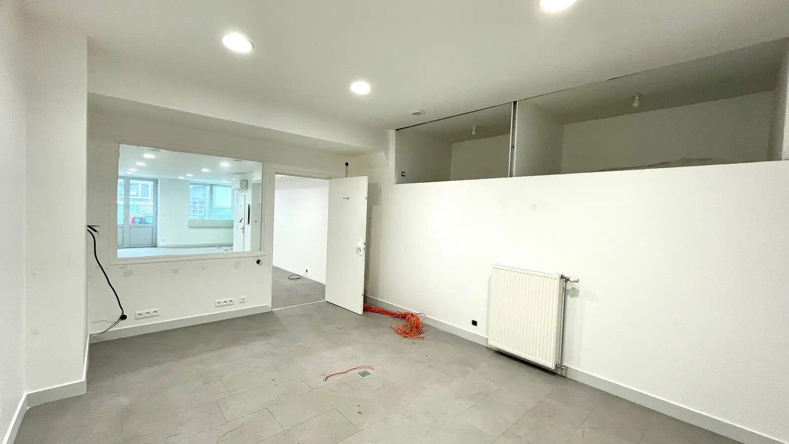 Flex in Lyon for lease Interior Photo- Image 1 of 6