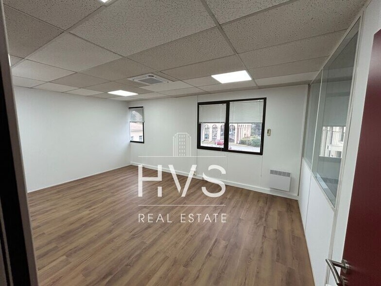 11 Boulevard De La Grande Thumine, Aix-en-Provence for lease - Interior Photo - Image 3 of 6