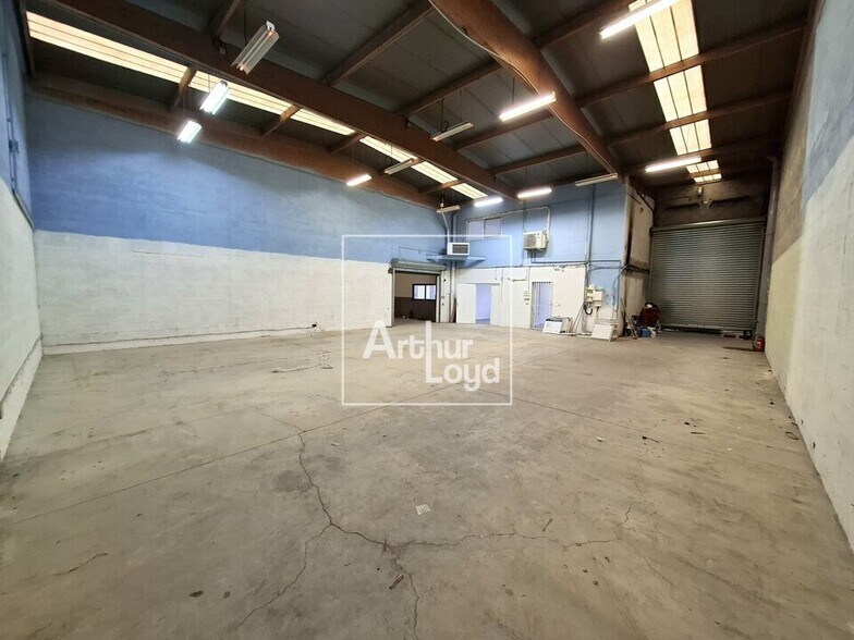 Flex in Émerainville for lease - Interior Photo - Image 2 of 12