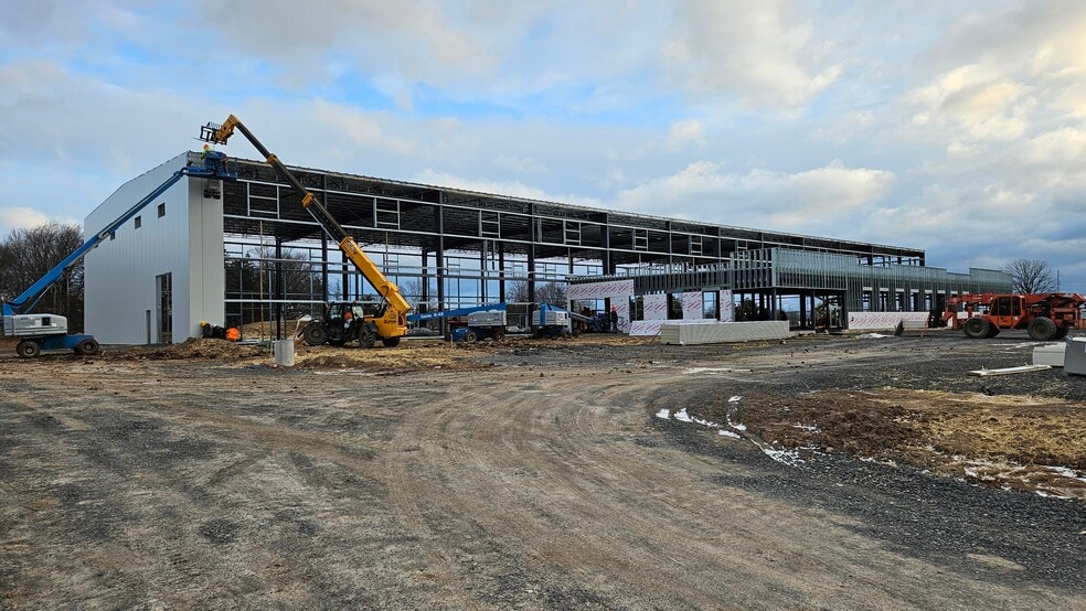 400 International Blvd, Rochester, NY for lease - Primary Photo - Image 1 of 3