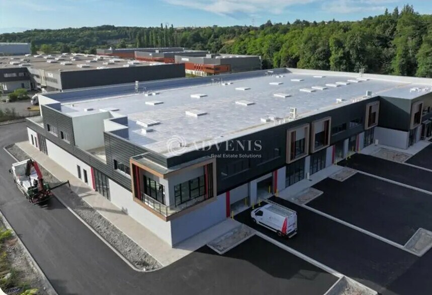 Flex in Saint-Laurent-de-Mure for lease - Building Photo - Image 3 of 3