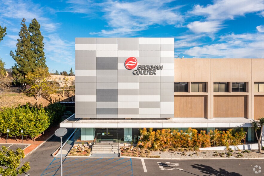 250 S Kraemer Blvd, Brea, CA à vendre - Photo du bâtiment - Image 3 de 7