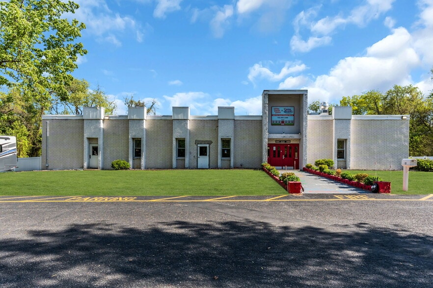 321 W Farms Rd, Farmingdale, NJ for sale - Building Photo - Image 2 of 24