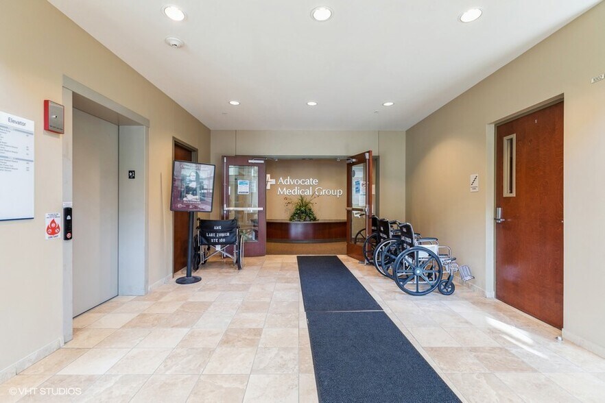 350 Surryse Rd, Lake Zurich, IL à louer - Photo intérieure - Image 3 de 11