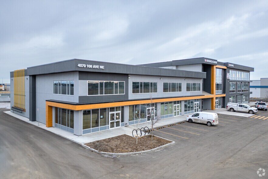 4070 108 Av NE, Calgary, AB à vendre - Photo du bâtiment - Image 2 de 4