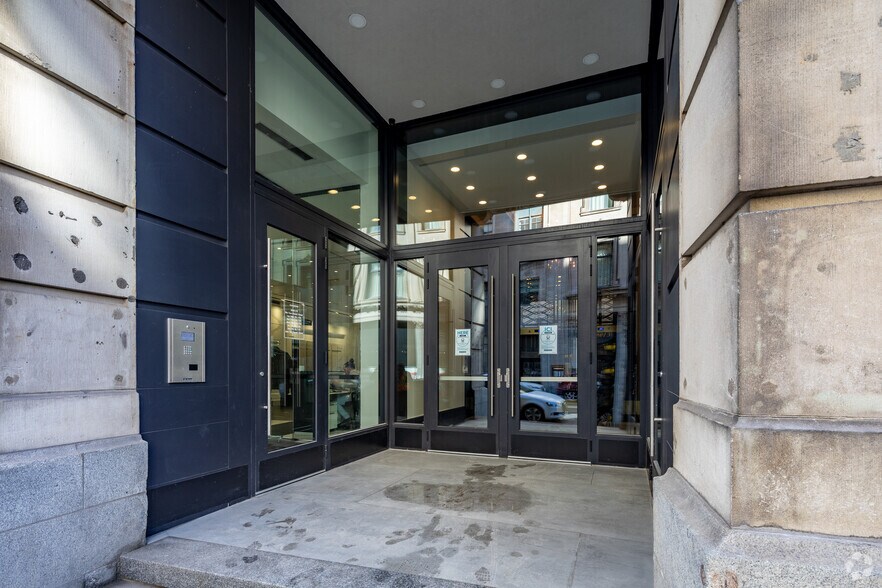 240 Rue Saint-Jacques, Montréal, QC à louer - Photo du bâtiment - Image 2 de 13