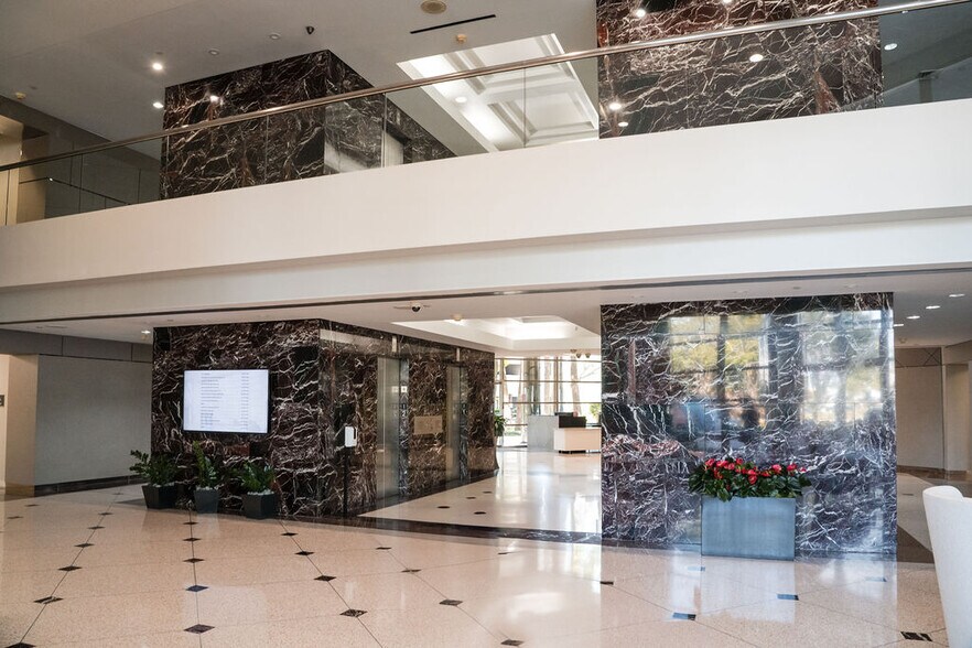 15710 John F Kennedy Blvd, Houston, TX à louer - Photo du bâtiment - Image 3 de 13