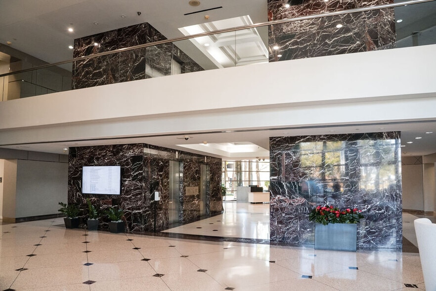 15710 John F Kennedy Blvd, Houston, TX à louer - Photo du bâtiment - Image 3 de 13