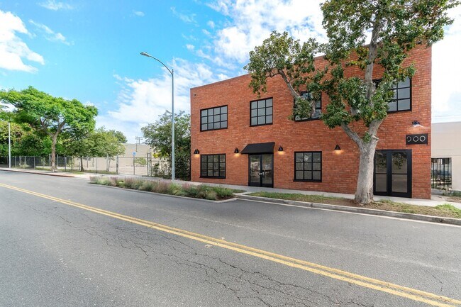 More details for 700-710 W Wilson Ave, Glendale, CA - Office, Industrial for Lease