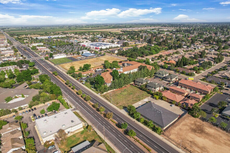 2115 W Kettleman Ln, Lodi, CA à vendre - Photo du bâtiment - Image 3 de 11