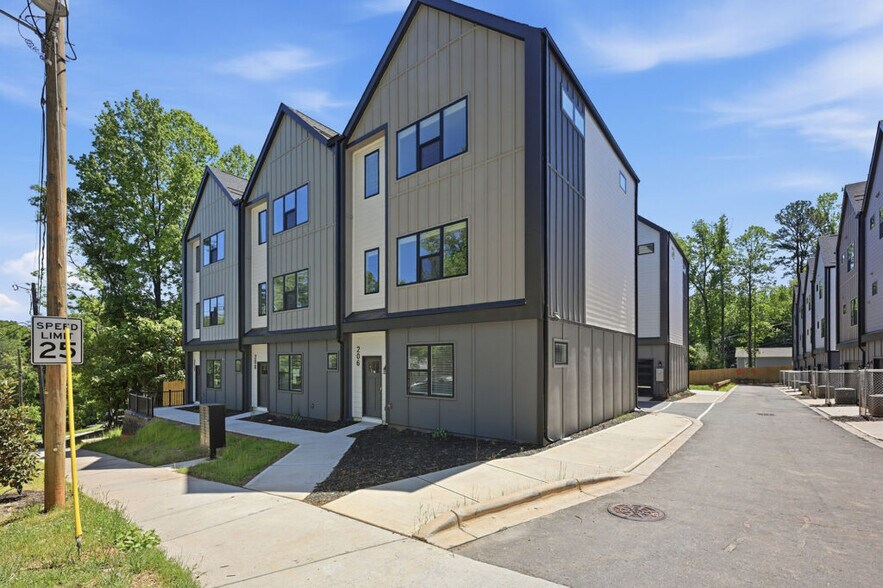 3428 Brookshire Blvd, Charlotte, NC à vendre - Photo du bâtiment - Image 3 de 18
