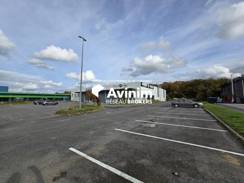 Retail in Saint-Maximin for lease - Building Photo - Image 2 of 3