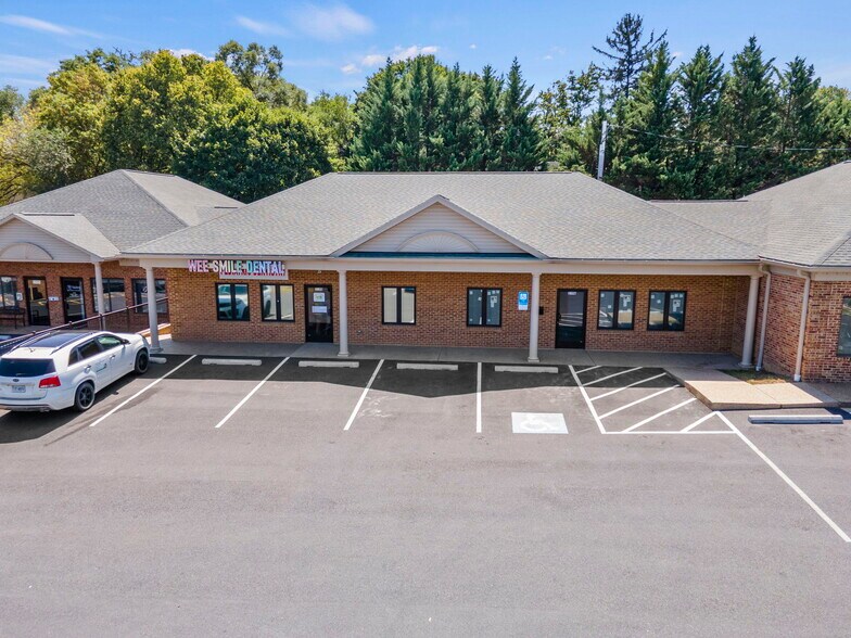 239 South St, Front Royal, VA à vendre - Photo du bâtiment - Image 3 de 22