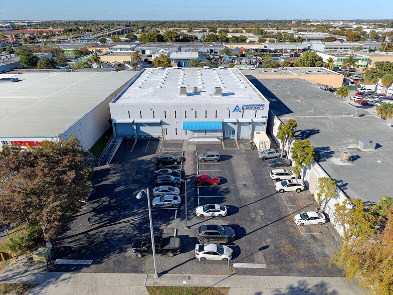 2741 W 76th St, Hialeah, FL à louer - Aérien - Image 2 de 32