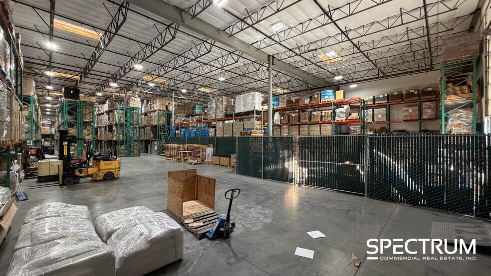 28381 Constellation Rd, Valencia, CA à louer - Photo du bâtiment - Image 3 de 15