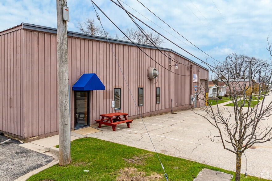 201-255 Keyes Ave, Hampshire, IL à vendre - Photo du bâtiment - Image 2 de 7