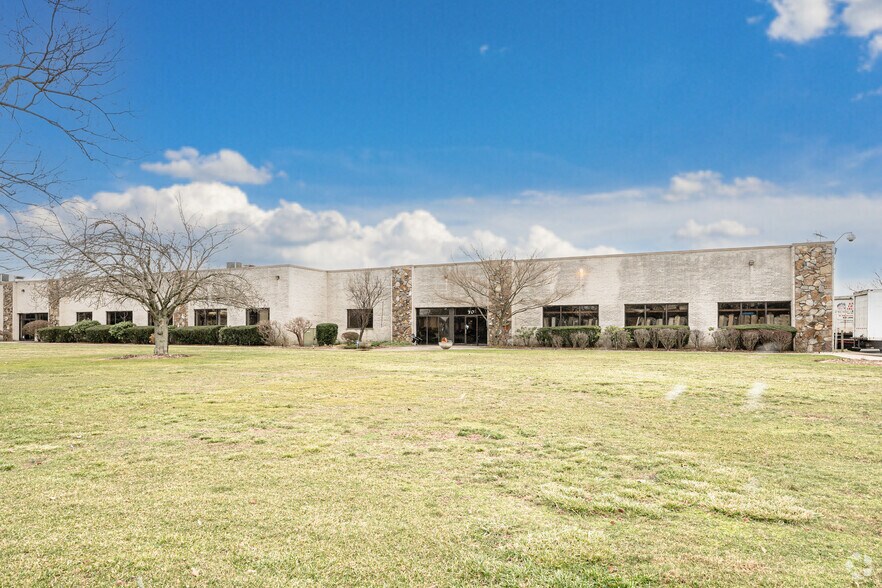 70 Marcus Dr, Melville, NY à louer - Photo du bâtiment - Image 1 de 4