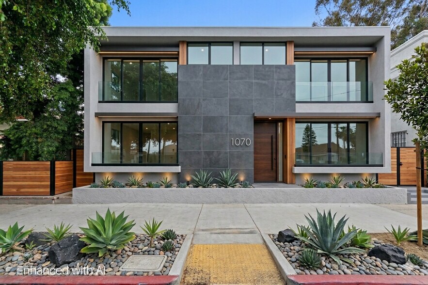 1070 Chestnut Ave, Long Beach, CA à vendre - Photo du bâtiment - Image 2 de 14
