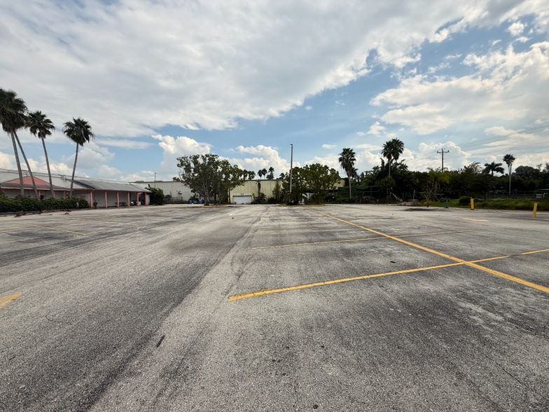 2787 N Tamiami Trl, North Fort Myers, FL à louer - Photo du bâtiment - Image 2 de 4