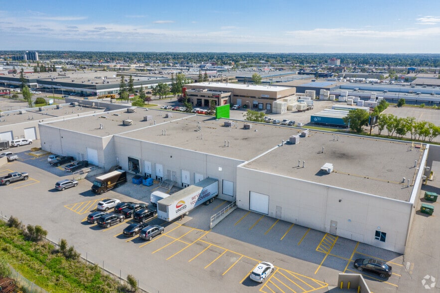 333 28th St NE, Calgary, AB à vendre - Aérien - Image 2 de 3