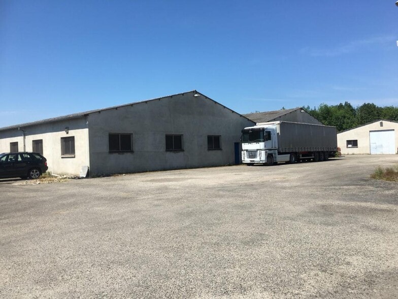 Industrial in Albias for lease - Building Photo - Image 2 of 10