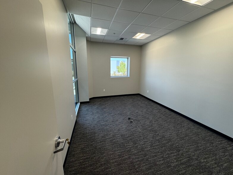 3650 Gulfstream Lane, Bakersfield, CA for lease - Building Photo - Image 3 of 13