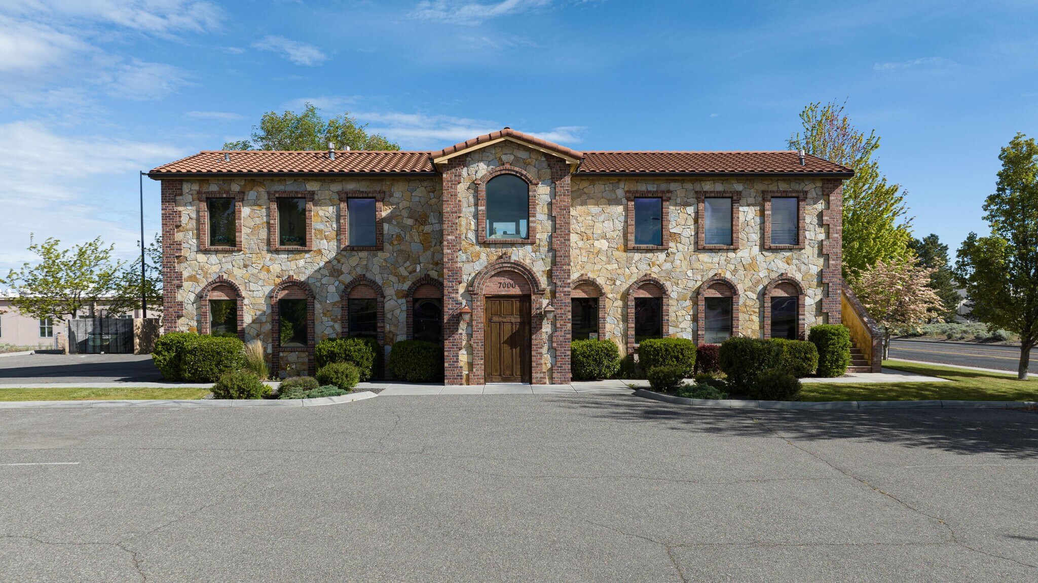 7000 W Okanogan Pl, Kennewick, WA à vendre Photo principale- Image 1 de 24