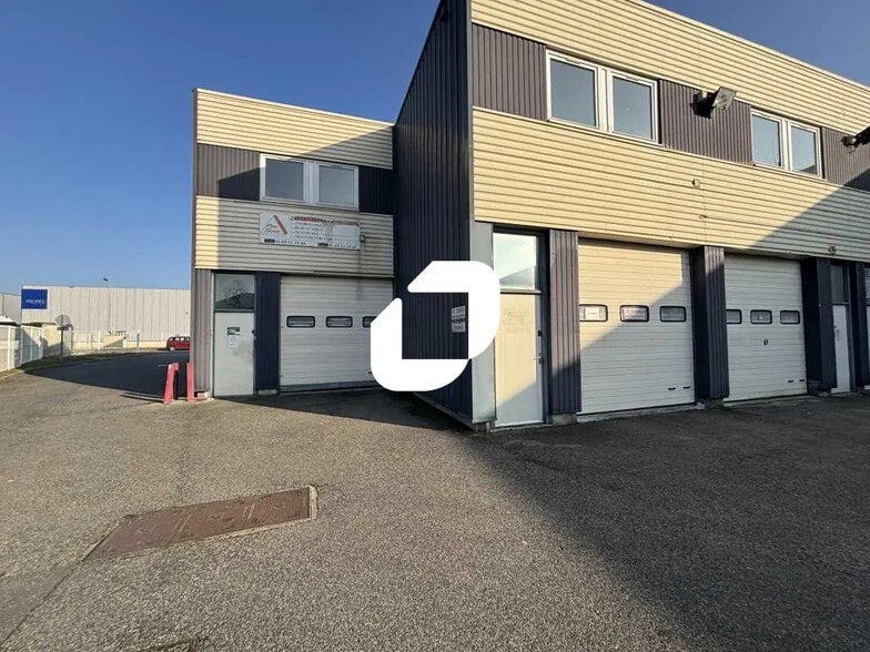 Flex in Villabé for lease - Building Photo - Image 1 of 15