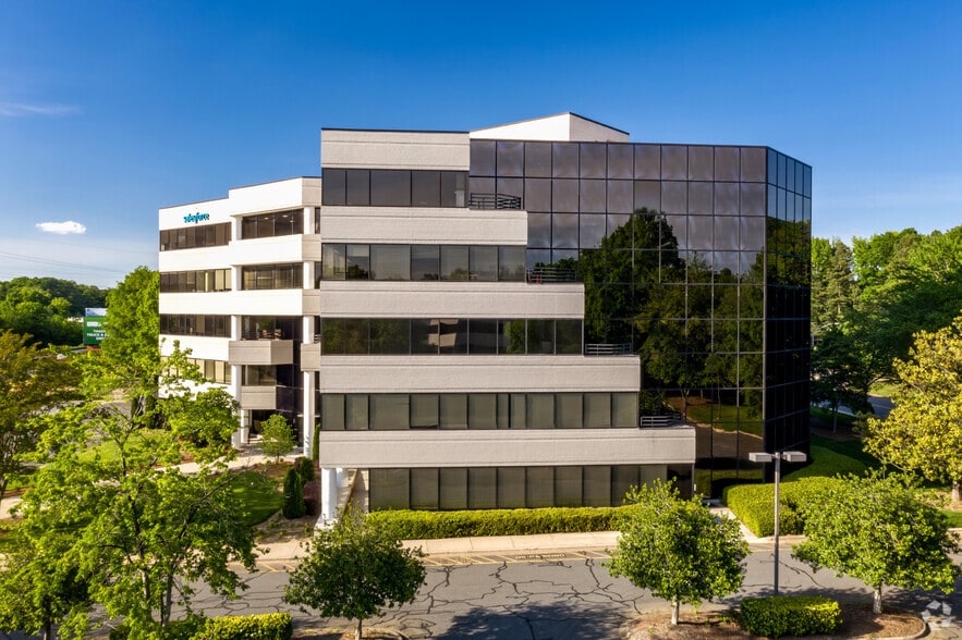 5200 77 Center Dr, Charlotte, NC à louer - Photo du bâtiment - Image 3 de 16