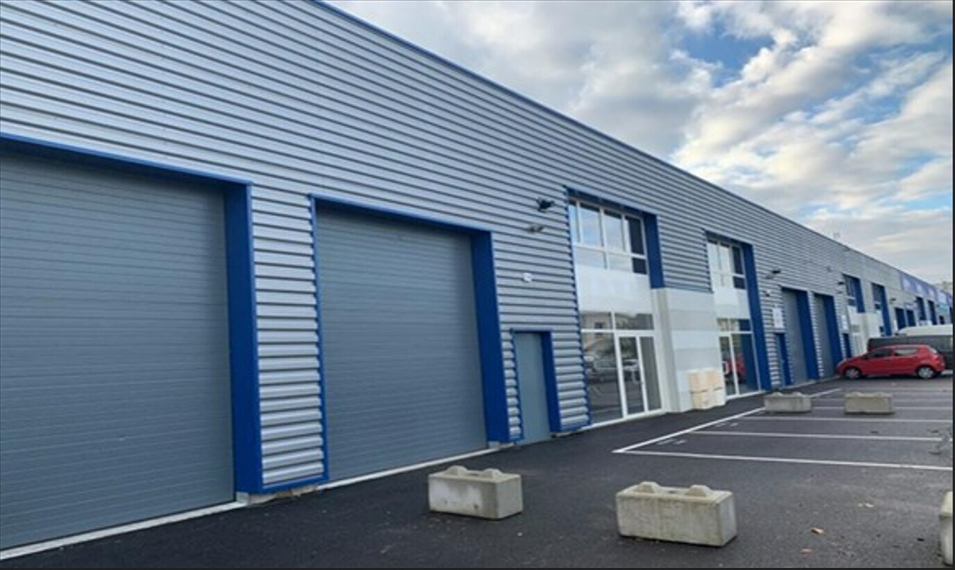 326 Rue Henri Becquerel, Chambly for lease Building Photo- Image 1 of 2