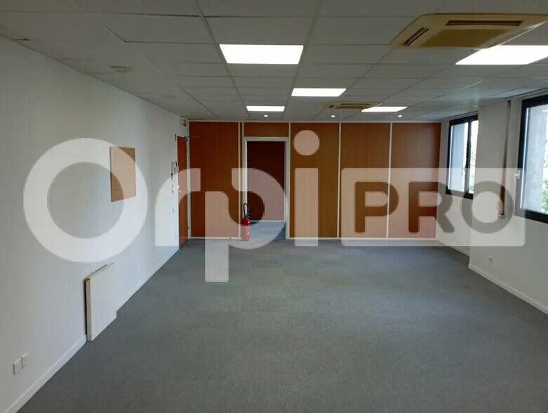 Office in Reims for lease - Interior Photo - Image 2 of 4