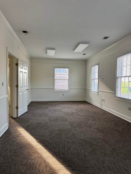 420 The Parkway, Greer, SC for lease - Building Photo - Image 3 of 26