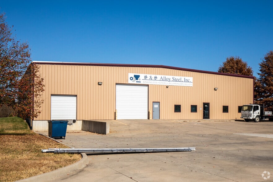 Tonganoxie Industrial Portfolio portfolio of 3 properties for sale on LoopNet.ca - Primary Photo - Image 3 of 3