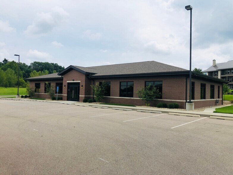 136 Westwood Blvd, Columbus, IN à louer - Photo du bâtiment - Image 1 de 10