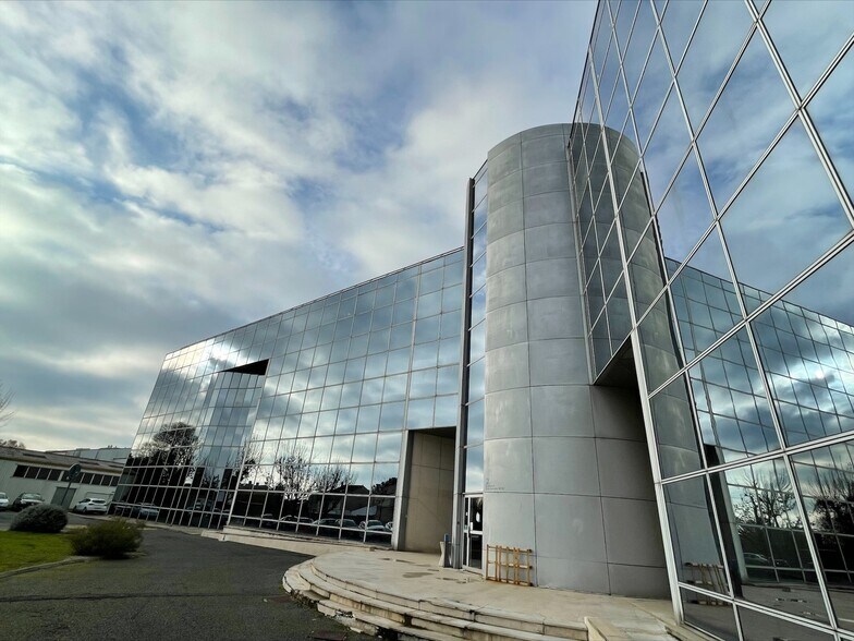 Office in Bègles for lease - Building Photo - Image 2 of 8