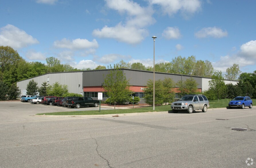2325 Jarco Dr, Holt, MI à louer - Photo du bâtiment - Image 2 de 11