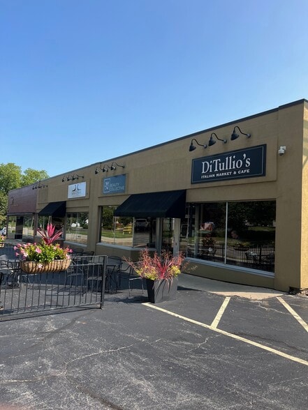 2211-2213 E State St, Rockford, IL à louer - Photo du bâtiment - Image 2 de 17