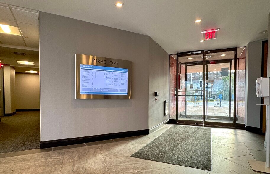 310 E Shore Rd, Great Neck, NY à louer - Photo intérieure - Image 3 de 10