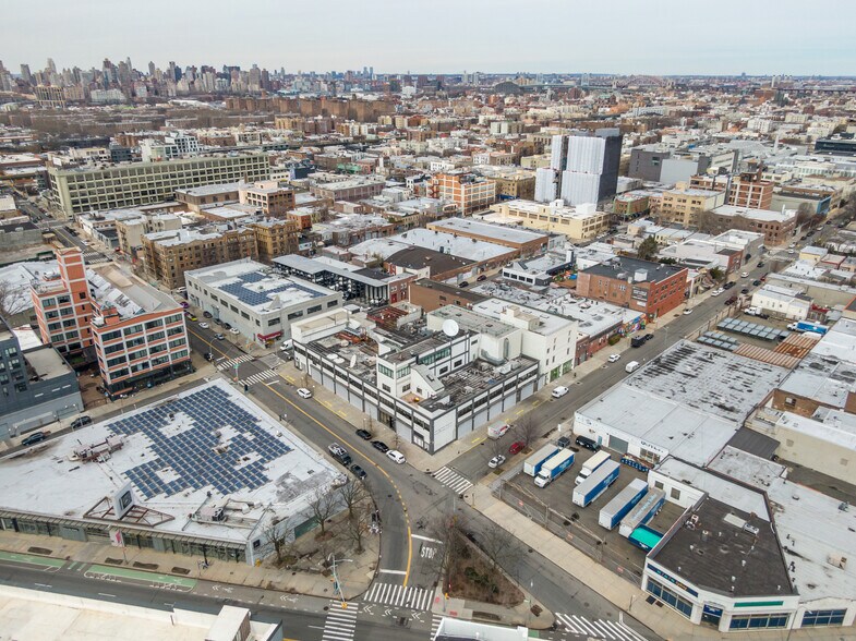 36-01 37th Ave, Long Island City, NY à vendre - Photo du bâtiment - Image 2 de 3