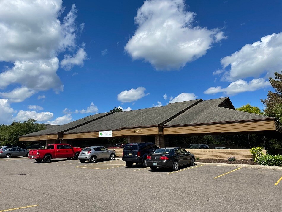 32811-32813 Middlebelt Rd, Farmington Hills, MI à louer Photo du bâtiment- Image 1 de 5